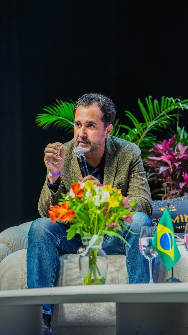 Luiz Paulo Foggetti participando de um debate no palco
